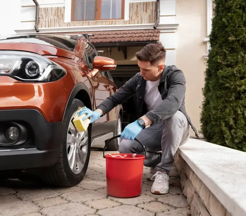 Lavage auto à domicile Châtel-Saint-Germain : professionnel intervenant sur un véhicule